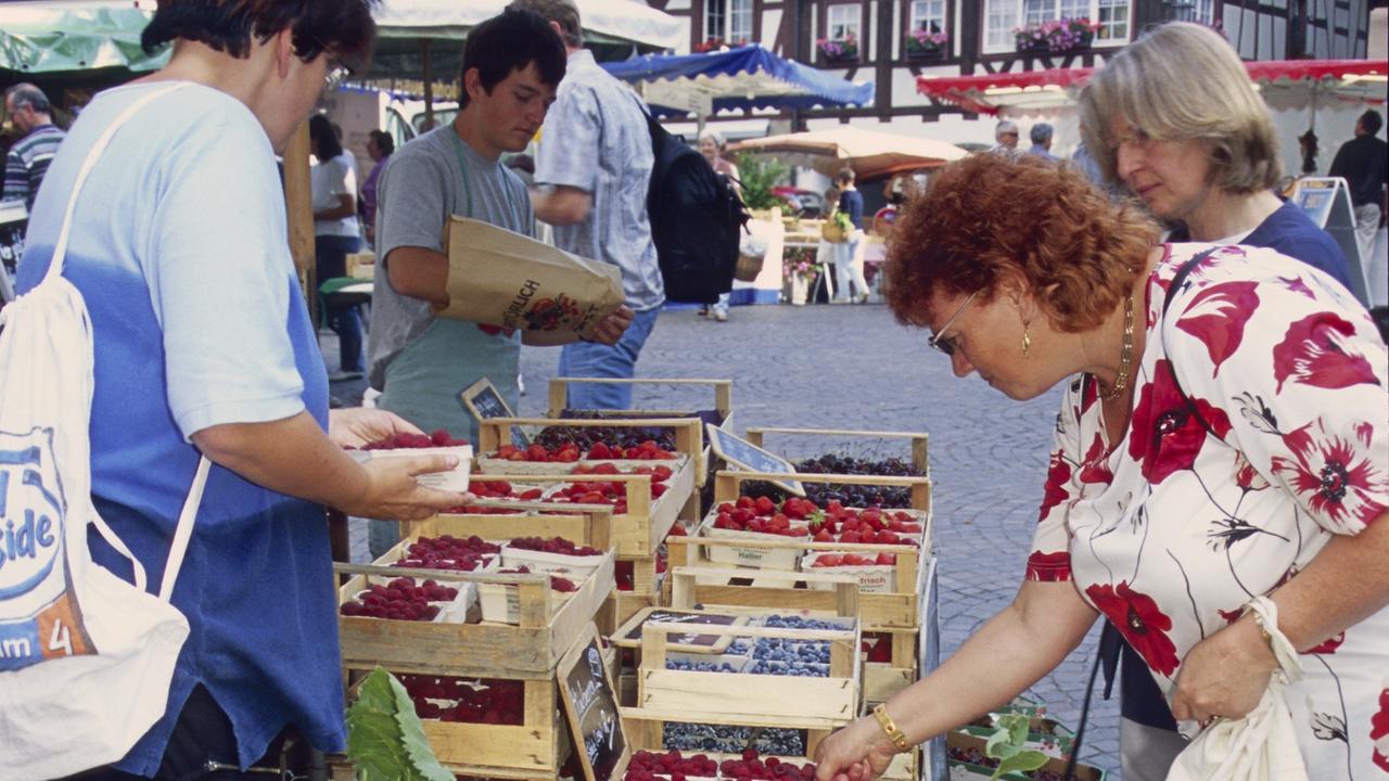 Marktstand mit Obst auf dem Wochenmarkt in Überlingen am Bodensee Marktstand mit Obst auf dem Wochenmarkt in Überlingen am Bodensee