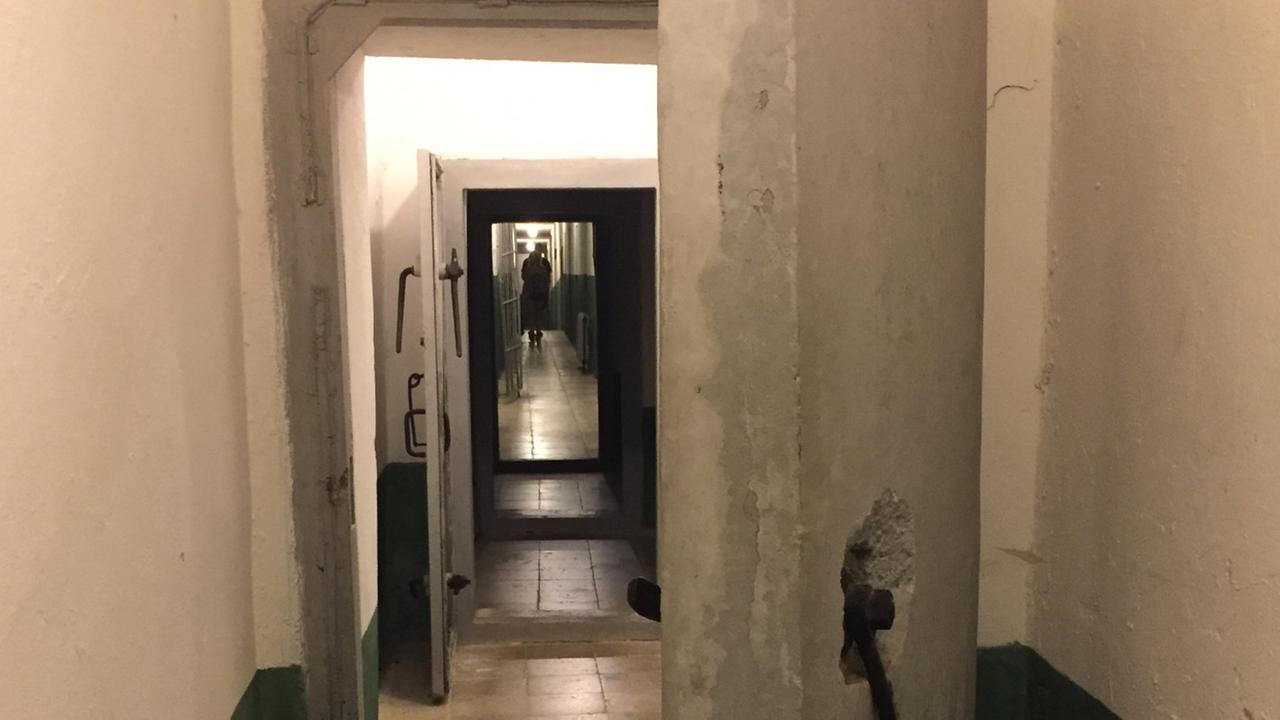 Im Hoxha-Bunker wollte sich die Regierung samt ihrer Familien im Falle eines Angriffs in Sicherheit bringen. Das Gebäude, das sich über vier Etagen unter Tage erstreckt, wird heute für die Kommunismus-Ausstellung "Bunk Art 2"genutzt. Im Hoxha-Bunker wollte sich die Regierung samt ihrer Familien im Falle eines Angriffs in Sicherheit bringen. Das Gebäude, das sich über vier Etagen unter Tage erstreckt, wird heute für die Kommunismus-Ausstellung "Bunk Art 2"genutzt.