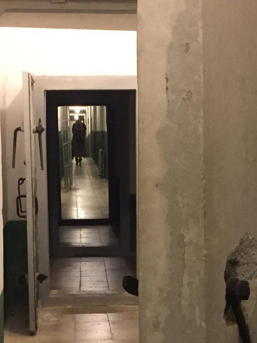 Im Hoxha-Bunker wollte sich die Regierung samt ihrer Familien im Falle eines Angriffs in Sicherheit bringen. Das Gebäude, das sich über vier Etagen unter Tage erstreckt, wird heute für die Kommunismus-Ausstellung "Bunk Art 2"genutzt.