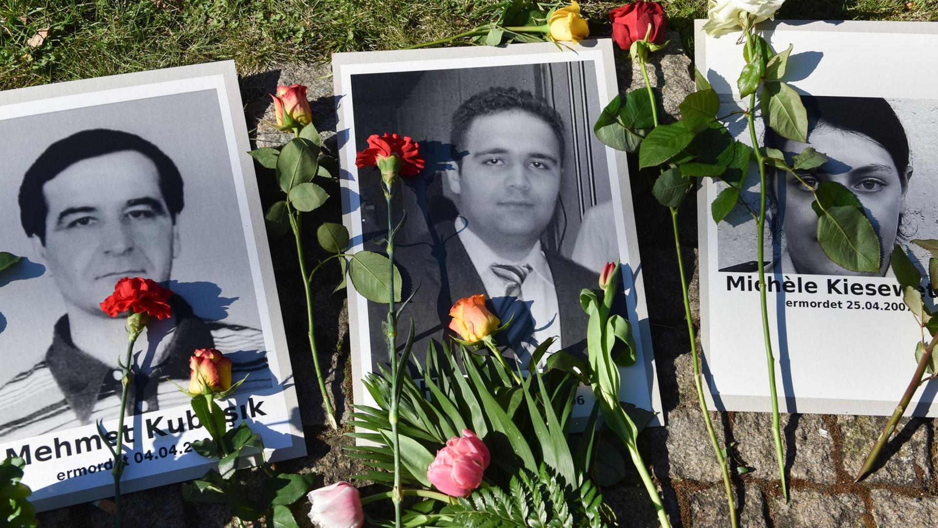 Blumen liegen am Halitplatz neben Porträts des 2006 in Kassel ermordeten Halit Yozgat und anderen Opfern des NSU. Die Stadt Kassel hatte offiziell die Gedenkveranstaltung für Halit Yozgat wegen Sicherheitsbedenken abgesagt. Rund 300 Trauernde versammelten sich am Platz rund um den Gedenkstein. Blumen liegen am Halitplatz neben Porträts des 2006 in Kassel ermordeten Halit Yozgat und anderen Opfern des NSU. Die Stadt Kassel hatte offiziell die Gedenkveranstaltung für Halit Yozgat wegen Sicherheitsbedenken abgesagt. Rund 300 Trauernde versammelten sich am Platz rund um den Gedenkstein.