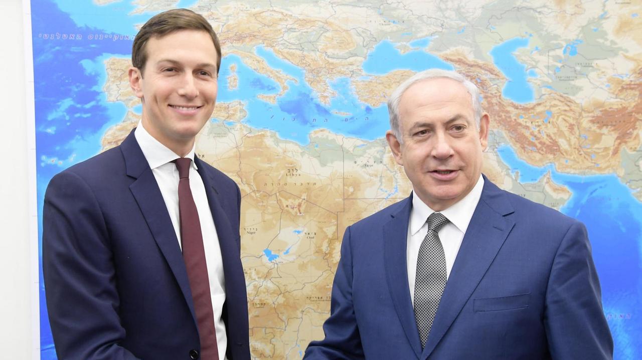 Der Berater des US-Präsidenten, Jared Kushner, trifft Israels Premierminister Benjamin Netanjahu am 24.08.2017 in Tel Aviv.