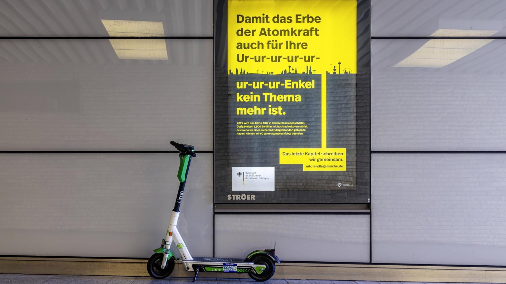 Ein gelb-schwarzes Plakat des Bundesamt für die Sicherheit der nuklearen Entsorgung zeigt stilisiert einen tiefen Schacht und ein Endlager. Der Text lautet "Damit das Erbe der Atomkraft auch für Ur-ur-ur-ur-ur-ur-Enkel kein Thema mehr ist." Und: "Das letzte Kapitel schreiben wir gemeinsam" (Stuttgart, 27.09.2020) Ein gelb-schwarzes Plakat des Bundesamt für die Sicherheit der nuklearen Entsorgung zeigt stilisiert einen tiefen Schacht und ein Endlager. Der Text lautet "Damit das Erbe der Atomkraft auch für Ur-ur-ur-ur-ur-ur-Enkel kein Thema mehr ist." Und: "Das letzte Kapitel schreiben wir gemeinsam" (Stuttgart, 27.09.2020)