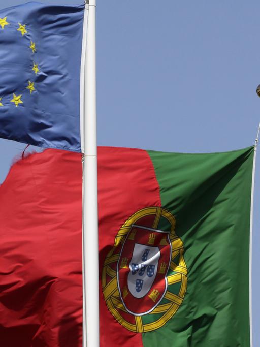 Die Flaggen Portugals und Europas