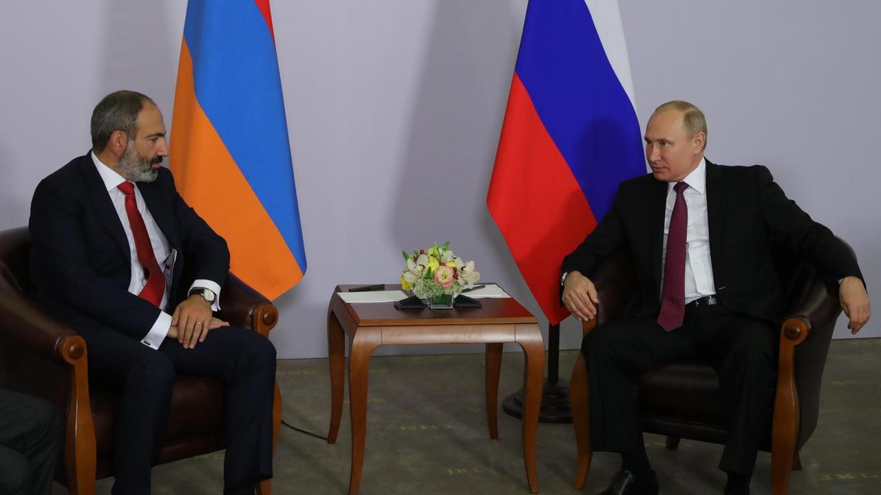 Der russische Präsident Putin empfängt den armenischen Regierungschef Paschinjan in Sotschi. Der russische Präsident Putin empfängt den armenischen Regierungschef Paschinjan in Sotschi.