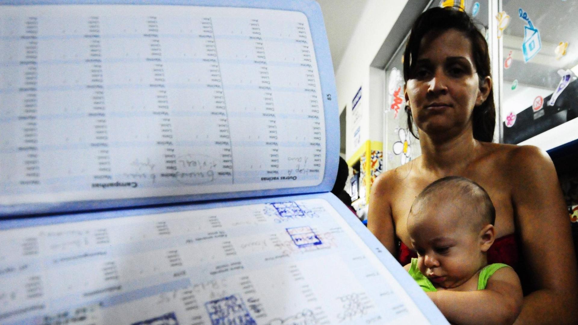 Ein Baby wird auf Mikrozephalie untersucht. Ursache der Krankheit ist vermutlich das durch Mücken übertragene Zika-Virus Ein Baby wird auf Mikrozephalie untersucht. Ursache der Krankheit ist vermutlich das durch Mücken übertragene Zika-Virus