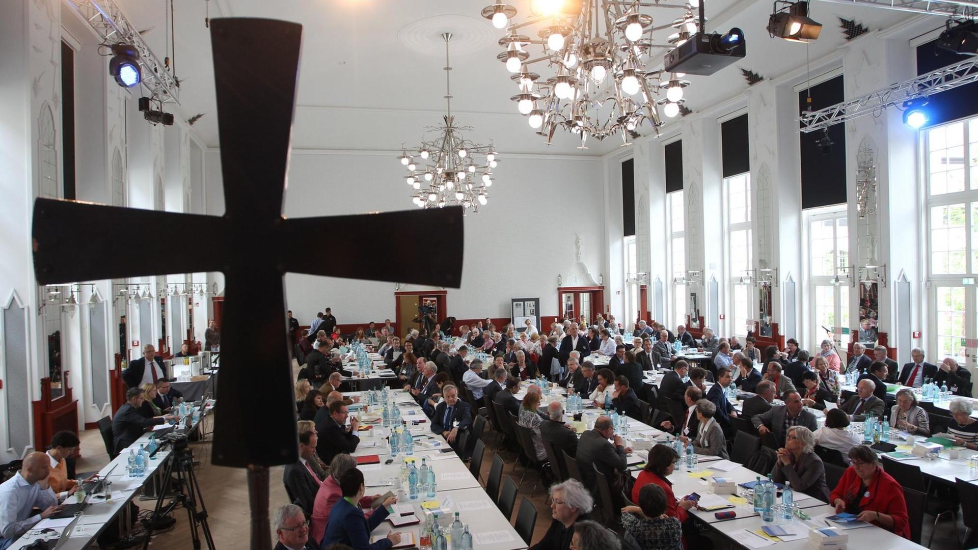 Teilnehmer der Vollversammlung des Zentralkomitees der deutschen Katholiken (ZdK) haben sich am 24.05.2016 in der Kongresshalle in Leipzig (Sachsen) versammelt. Teilnehmer der Vollversammlung des Zentralkomitees der deutschen Katholiken (ZdK) haben sich am 24.05.2016 in der Kongresshalle in Leipzig (Sachsen) versammelt.