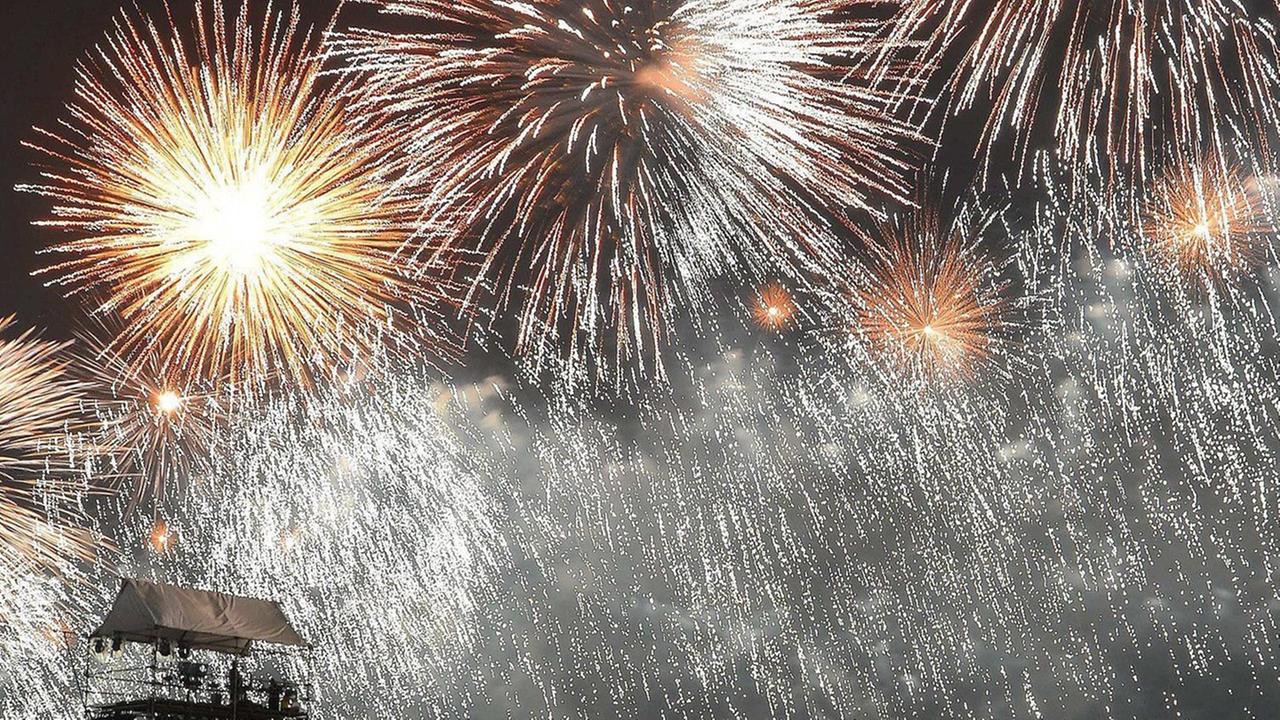 Über dem Copacabana-Strand in Rio de Janeiro ist Feuerwerk zu sehen. Über dem Copacabana-Strand in Rio de Janeiro ist Feuerwerk zu sehen.
