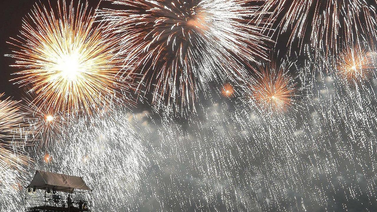 Über dem Copacabana-Strand in Rio de Janeiro ist Feuerwerk zu sehen. Über dem Copacabana-Strand in Rio de Janeiro ist Feuerwerk zu sehen.
