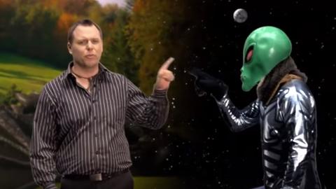 Der kanadische Wahlkampfkandidat Wyatt Scott mit seinem außerirdischen Kumpel in dem Werbespot