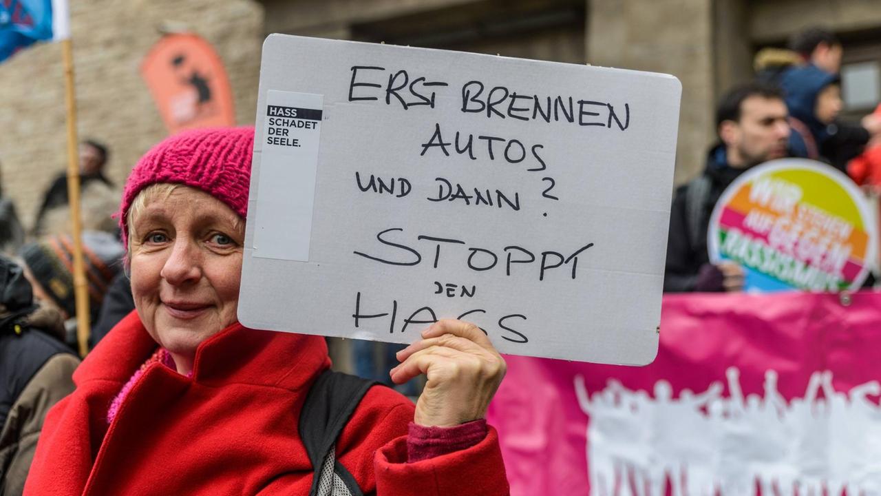 Mitglieder einer Kundgebung vor dem Neuköllner Rathaus im Februar 2018, zu der verschiedenste Parteien, Bündnisse und Einzelpersonen aufriefen. Sie wollten damit Solidarität mit den Betroffenen der Anschläge und Gewalttaten von Rechtsextremen zeigen, die sich im Bezirk Neukölln häufen. Mitglieder einer Kundgebung vor dem Neuköllner Rathaus im Februar 2018, zu der verschiedenste Parteien, Bündnisse und Einzelpersonen aufriefen. Sie wollten damit Solidarität mit den Betroffenen der Anschläge und Gewalttaten von Rechtsextremen zeigen, die sich im Bezirk Neukölln häufen.