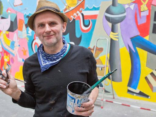 Der Künstler Jim Avignon malte 2014 auf dem Innenhof des "Tagesspiegels" in Berlin ein Wandbild.