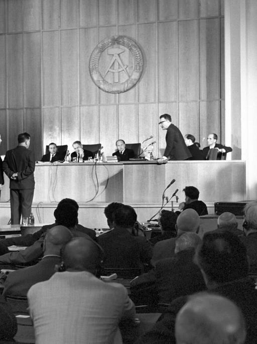 Blick in den Sitzungssaal während des Schauprozesses gegen den westdeutschen Staatssekretär Hans Globke.