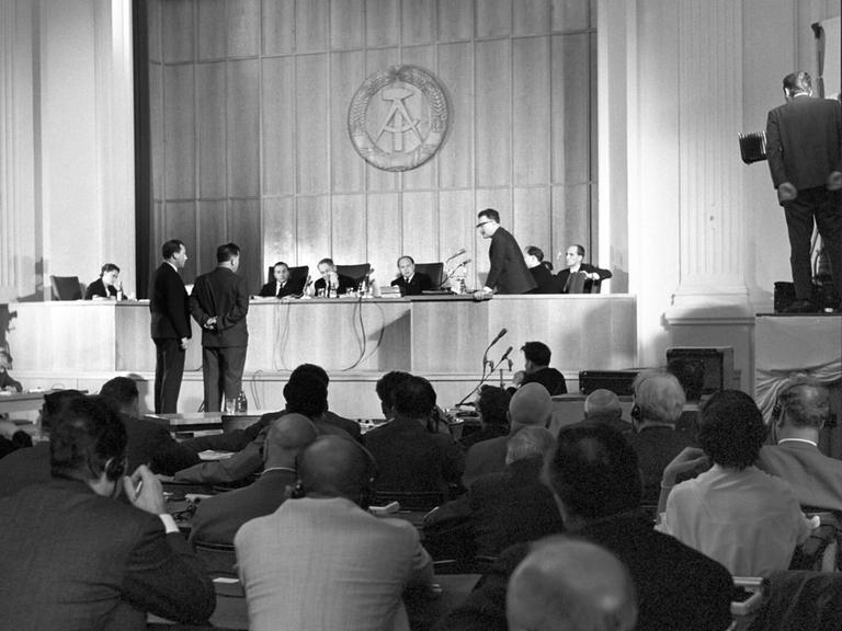 Blick in den Sitzungssaal während des Schauprozesses gegen den westdeutschen Staatssekretär Hans Globke.
