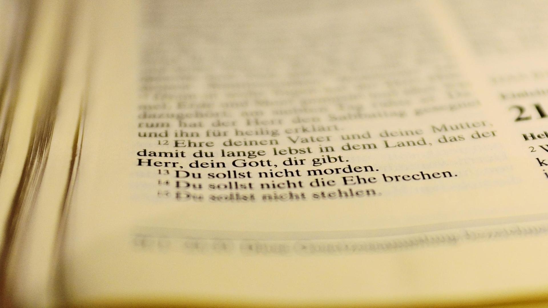 Eine Seite der Bibel zeigt eines der Zehn Gebote "Du sollst nicht morden" Eine Seite der Bibel zeigt eines der Zehn Gebote "Du sollst nicht morden"