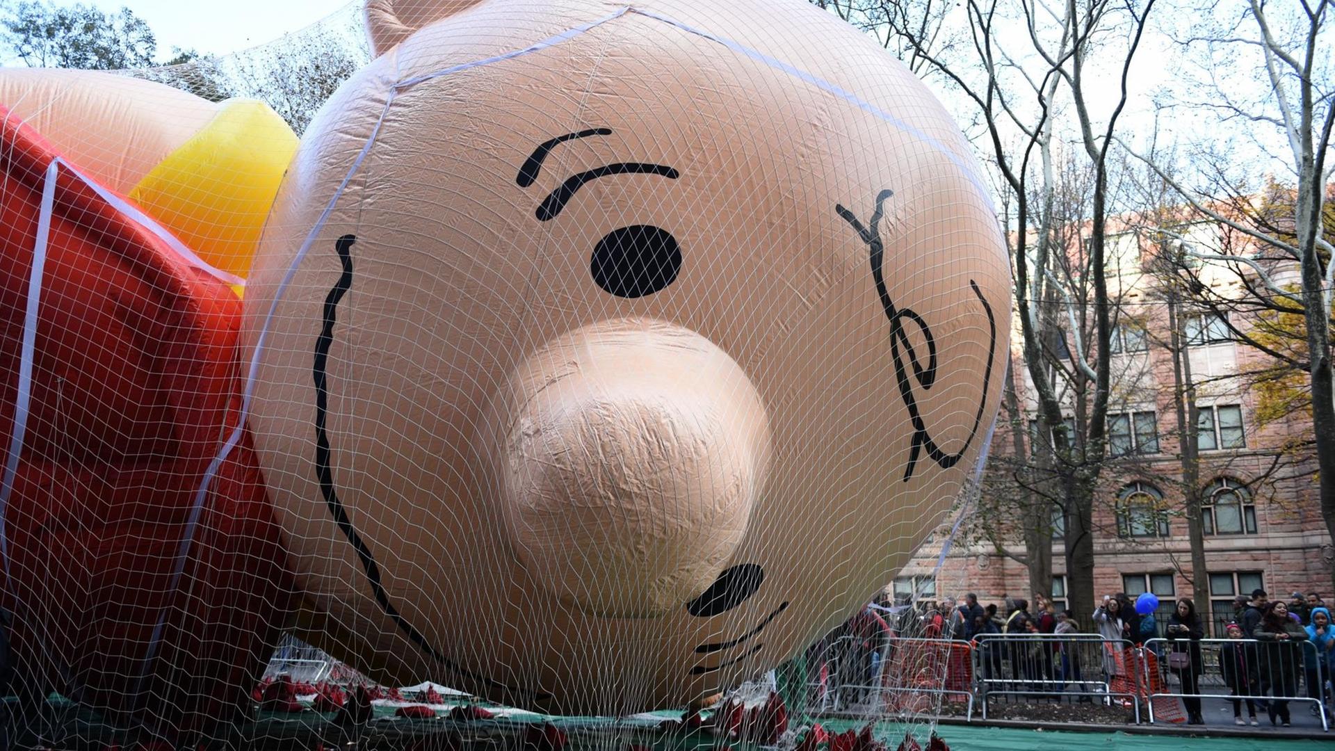 Der Charlie-Brown-Ballon für die Festtagsparade des Kaufhauses Macy's zu Thanksgiving in New York wird aufgeblasen