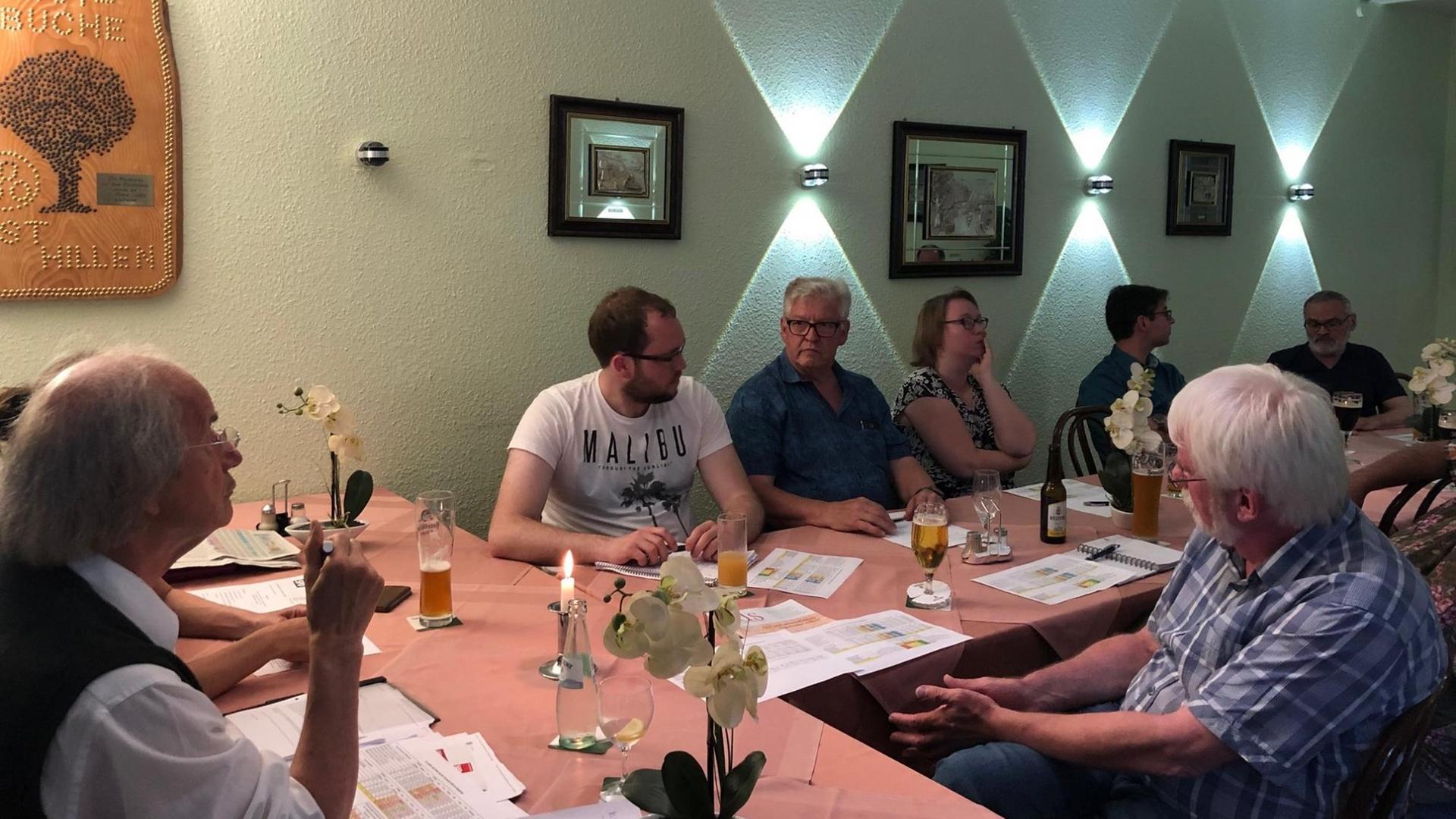 Genossen des SPD-Ortsvereins Ost/Hillen in Recklinghausen treffen sich am 04.06.2019 in einem separaten Raum zur offenen Vorstandssitzung. Genossen des SPD-Ortsvereins Ost/Hillen in Recklinghausen treffen sich am 04.06.2019 in einem separaten Raum zur offenen Vorstandssitzung.