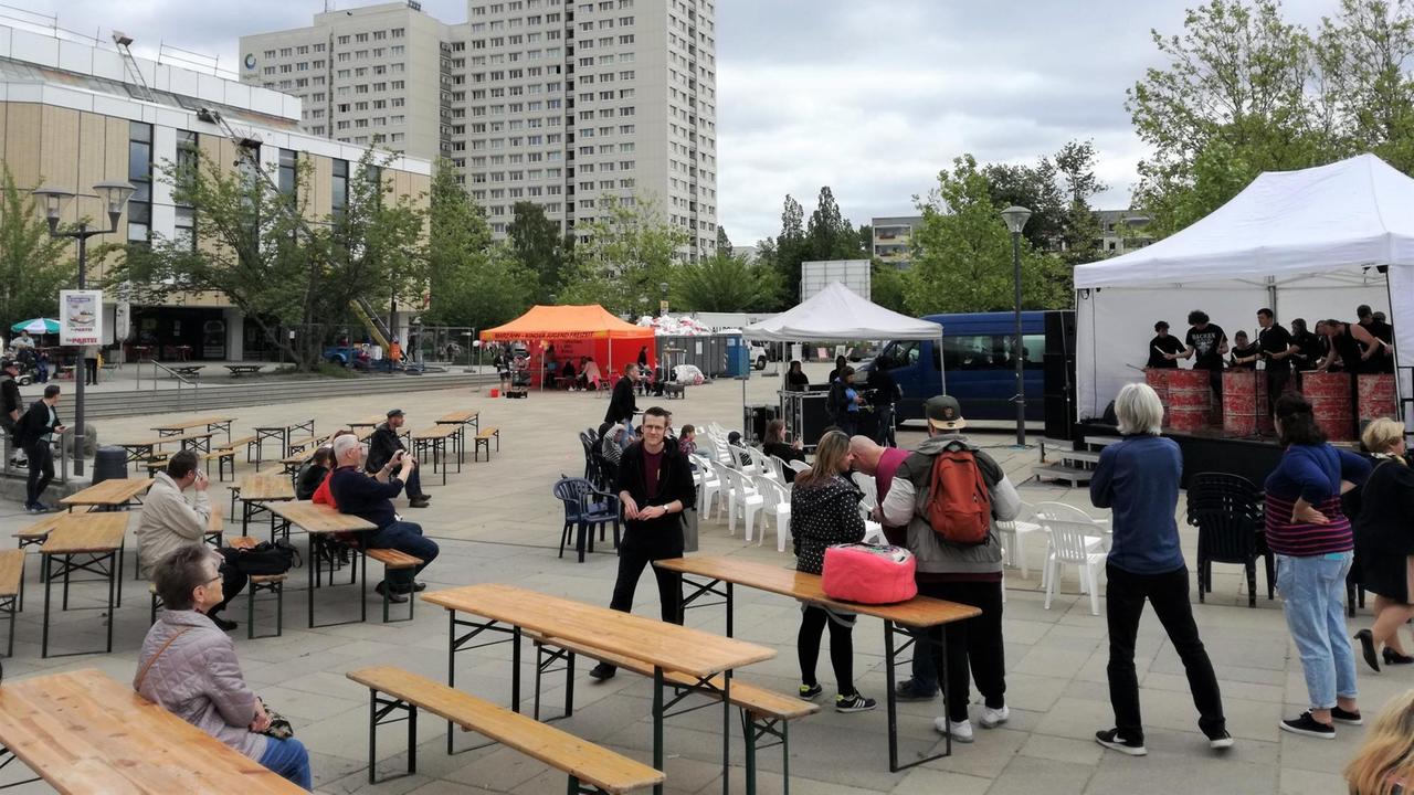 Ansicht eines Nachbarschaftsfest in Marzahn-Hellersdorf: Auf einer Bühne ist eine Trommelgruppe, auf den Bänken davor sind nur wenige Besucher. Ansicht eines Nachbarschaftsfest in Marzahn-Hellersdorf: Auf einer Bühne ist eine Trommelgruppe, auf den Bänken davor sind nur wenige Besucher.