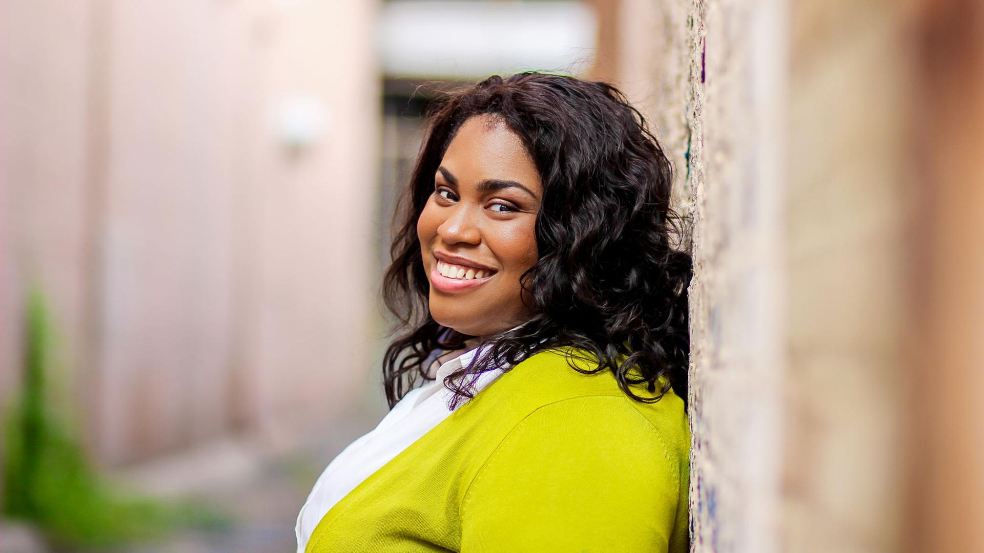Portrait der Schriftstellerin Angie Thomas Portrait der Schriftstellerin Angie Thomas