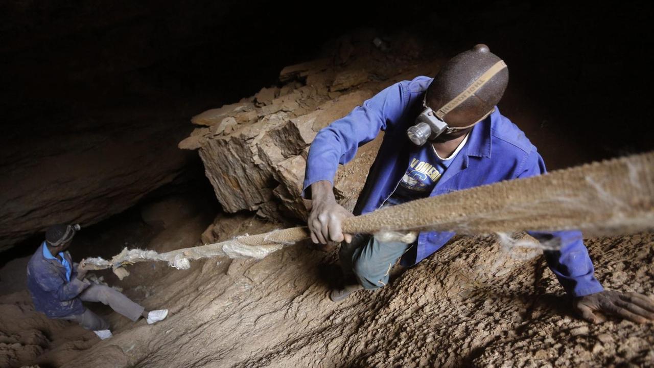Zwei Männer aus Simbabwe klettern an einem alten Seil in eine stillgelegte Goldmine bei Soweto in der Nähe des südafrikanischen Johannesburg hinunter Zwei Männer aus Simbabwe klettern an einem alten Seil in eine stillgelegte Goldmine bei Soweto in der Nähe des südafrikanischen Johannesburg hinunter