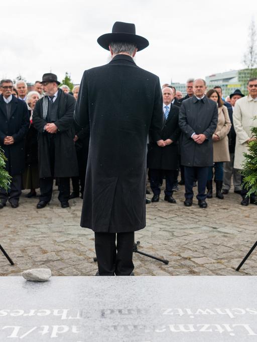 Ein Rabbiner spricht während der Eröffnung des Gedenkortes "denk.mal Hannoverscher Bahnhof" ein Gebet.