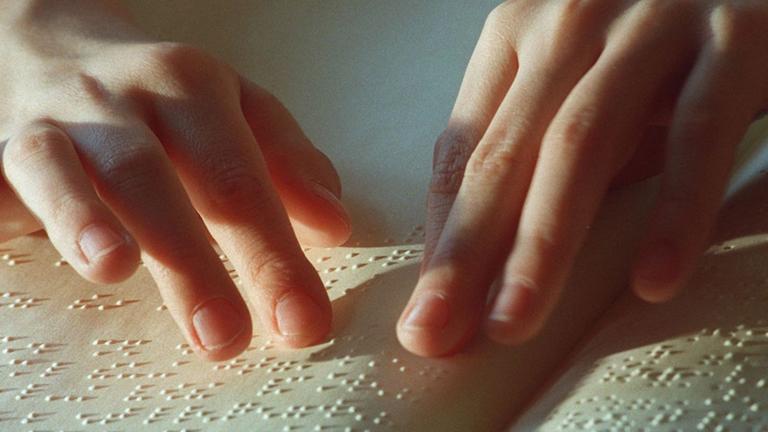 Mit den Händen lesen. Weltweit wird heute die Punktschrift von Louis Braille gelehrt. Mit den Händen lesen. Weltweit wird heute die Punktschrift von Louis Braille gelehrt.