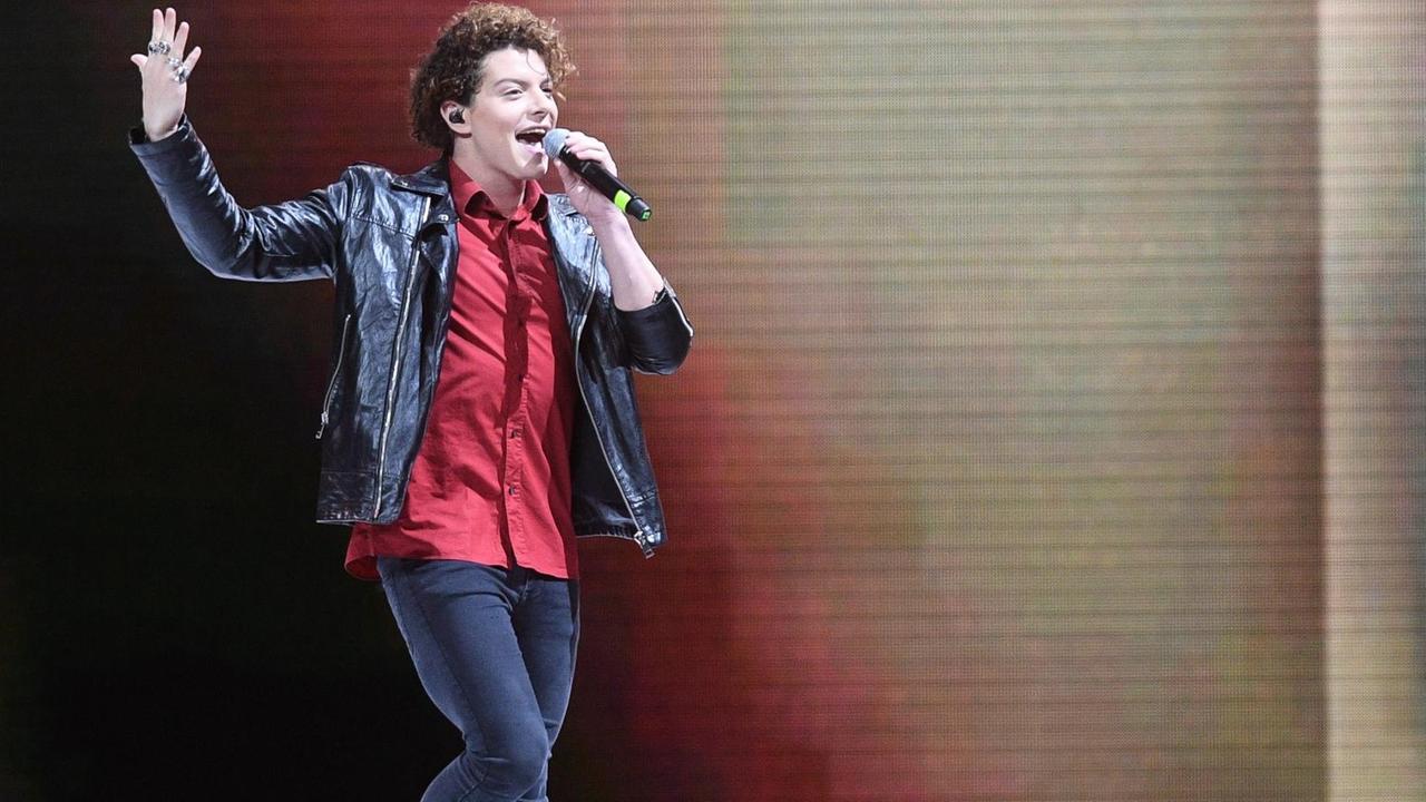 Der ehemalige Turner Lucas Fischer singt "Set New Signs" - den offiziellen Song zur Turn-WM in Stuttgart. Der ehemalige Turner Lucas Fischer singt "Set New Signs" - den offiziellen Song zur Turn-WM in Stuttgart.