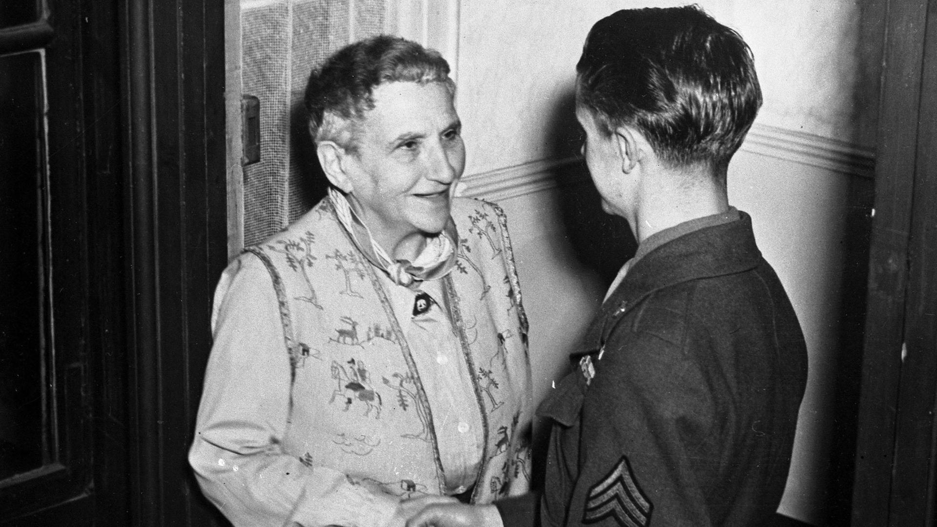 Zweiter Weltkrieg: Paris, Frankreich - Schriftstellerin Gertrude Stein mit einem Offizier der US Army. Zweiter Weltkrieg: Paris, Frankreich - Schriftstellerin Gertrude Stein mit einem Offizier der US Army.