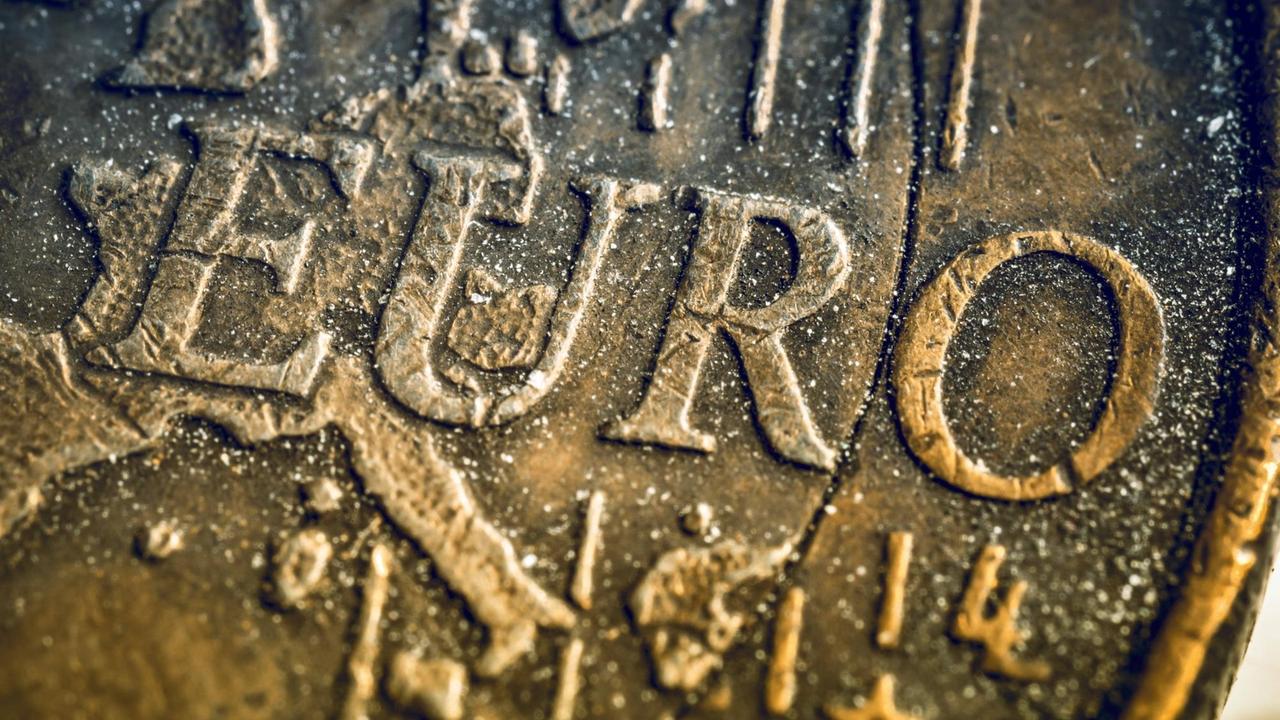 Makroaufnahme einer Ein-Euro-Münze Makroaufnahme einer Ein-Euro-Münze