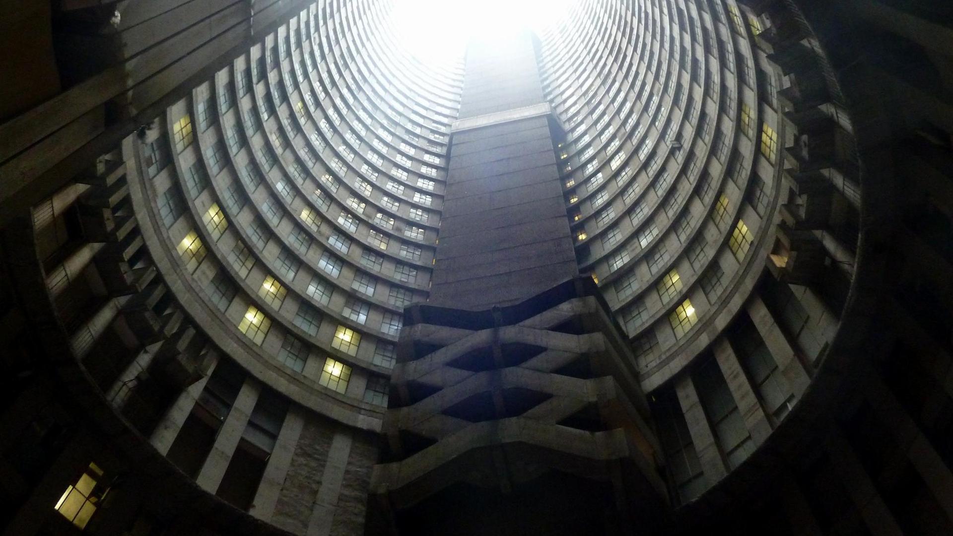 Blick vom Fundament des Ponte Towers in Johannesburg (Südafrika) hinauf. Blick vom Fundament des Ponte Towers in Johannesburg (Südafrika) hinauf.