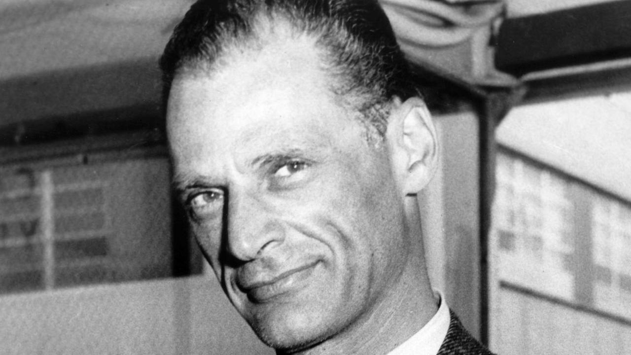 Der amerikanische Schriftsteller und Dramatiker Arthur Miller ("Der Tod des Handlungsreisenden", "Hexenjagd") im Dezember 1956 nach seiner Ankunft auf dem Idlewild Flughafen in New York. Der amerikanische Schriftsteller und Dramatiker Arthur Miller ("Der Tod des Handlungsreisenden", "Hexenjagd") im Dezember 1956 nach seiner Ankunft auf dem Idlewild Flughafen in New York.