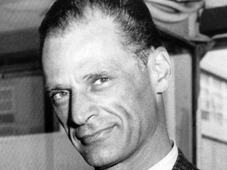 Der amerikanische Schriftsteller und Dramatiker Arthur Miller, aufgenommen 1956 