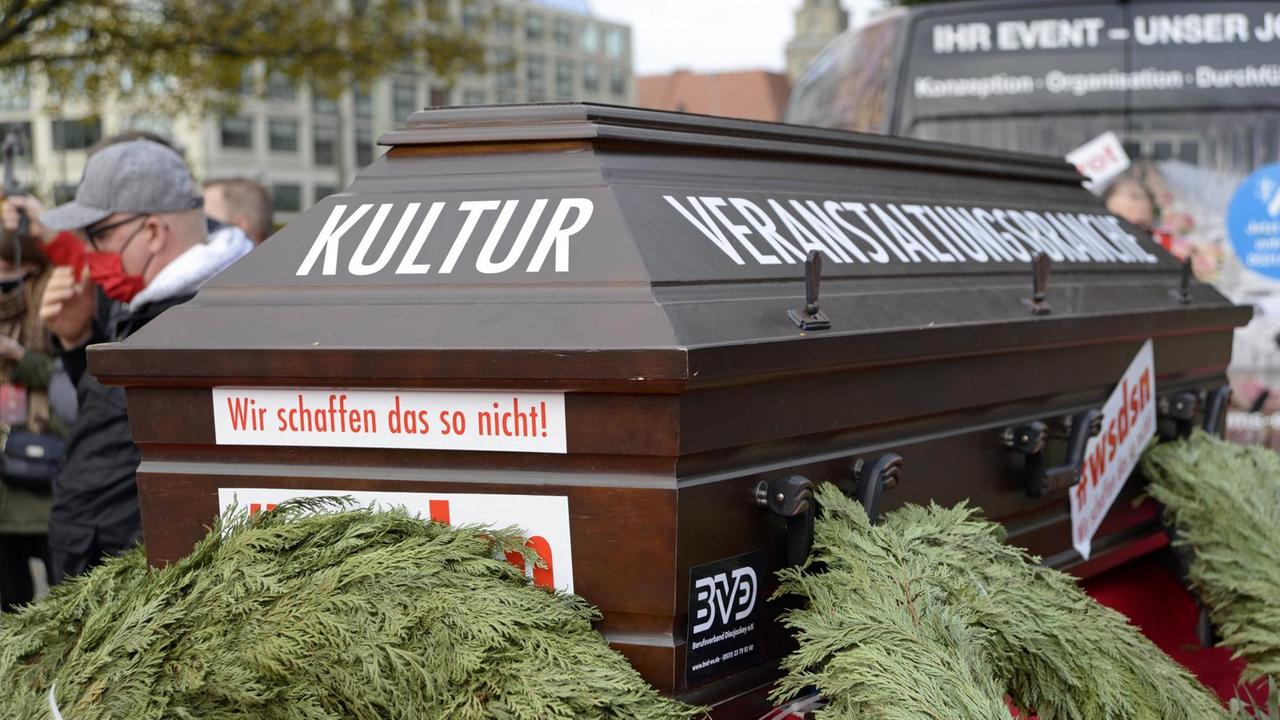 28.10.2020 , Berlin / Mitte : Das Aktionsbündnis Alarmstufe Rot hat zur Demonstration der Veranstaltungsbranche gegen die Existenznot aufgerufen . Die Eventbranche leidet besonders unter der Corona - Pandemie und beklagt mangelnde Unterstützung . 28.10.2020 , Berlin / Mitte : Das Aktionsbündnis Alarmstufe Rot hat zur Demonstration der Veranstaltungsbranche gegen die Existenznot aufgerufen . Die Eventbranche leidet besonders unter der Corona - Pandemie und beklagt mangelnde Unterstützung .