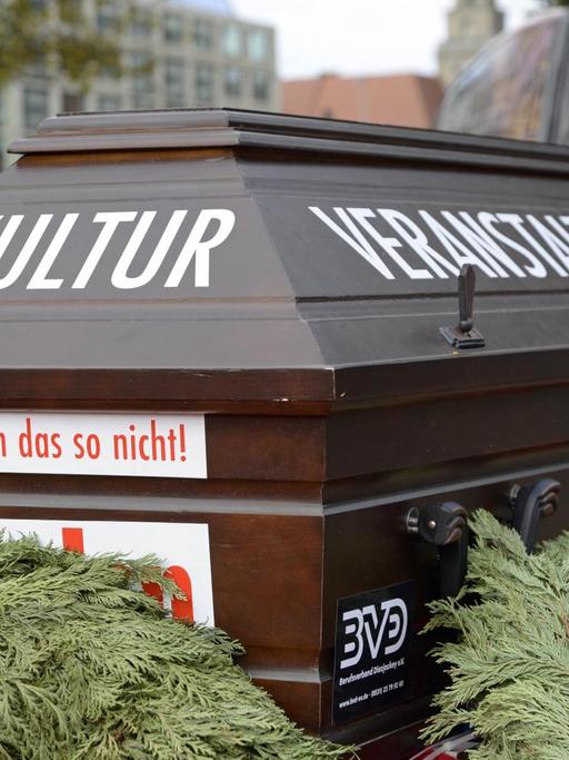 28 . 10 . 2020 , Berlin / Mitte : Das Aktionsbündnis Alarmstufe Rot hat zur Demonstration der Veranstaltungsbranche gegen die Existenznot aufgerufen . Die Eventbranche leidet besonders unter der Corona - Pandemie und beklagt mangelnde Unterstützung .