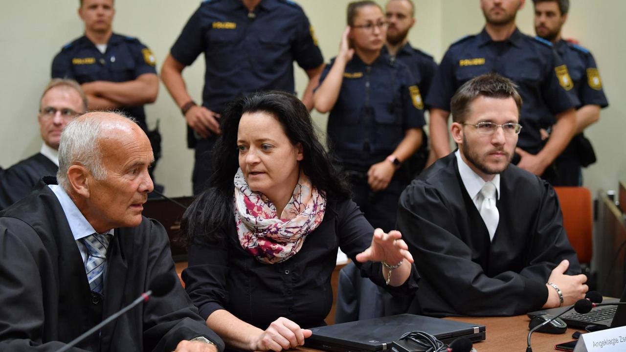 428. Verhandlungstag im NSU-Prozess Die Angeklagte Beate Zschäpe unterhält sich mit ihren Anwälten Hermann Borchert (l) und Mathias Grasel 428. Verhandlungstag im NSU-Prozess Die Angeklagte Beate Zschäpe unterhält sich mit ihren Anwälten Hermann Borchert (l) und Mathias Grasel