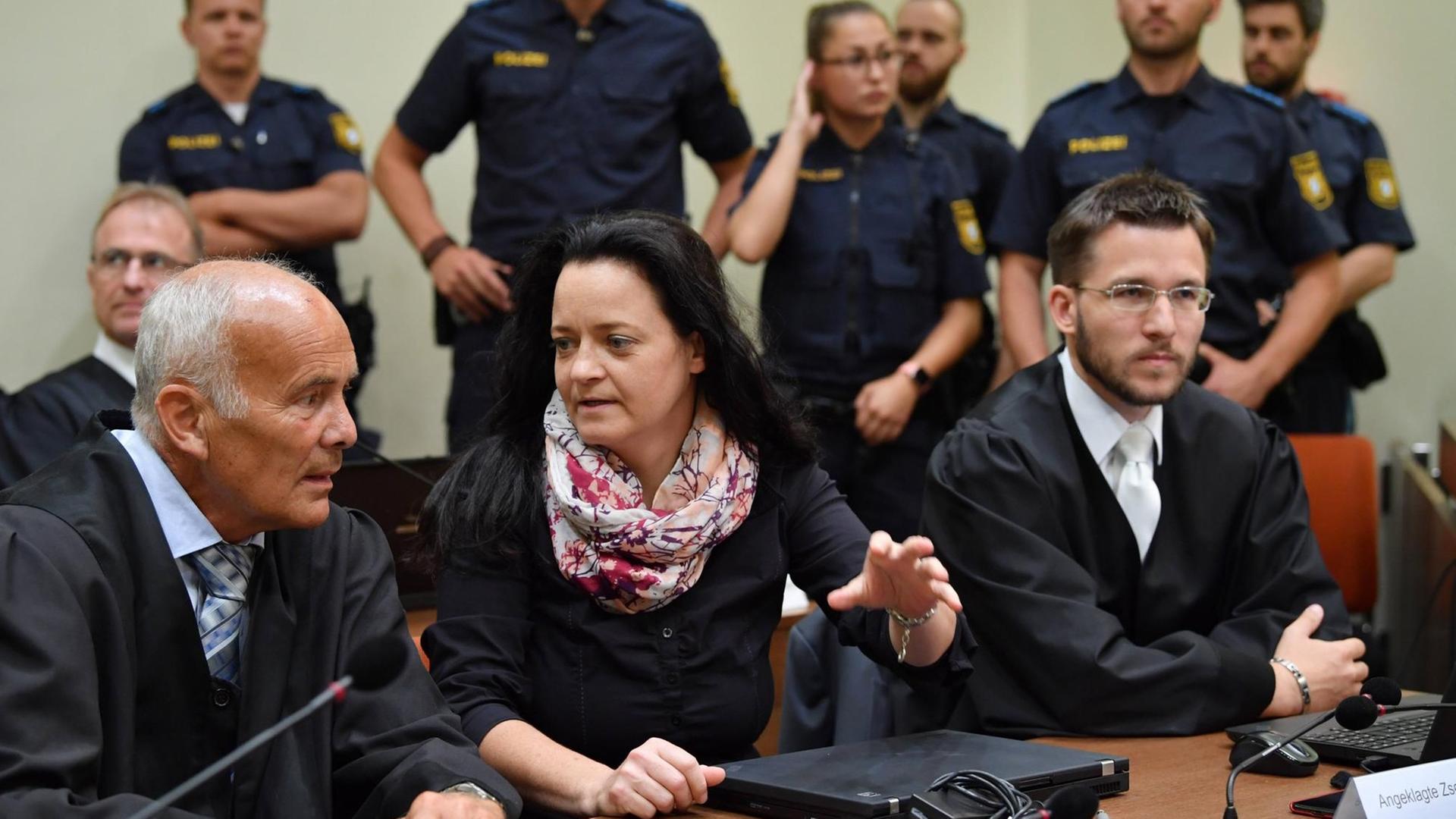 Beate Zschäpe mit ihren Anwälten im Ober-Landes-Gericht München. Beate Zschäpe mit ihren Anwälten im Ober-Landes-Gericht München.
