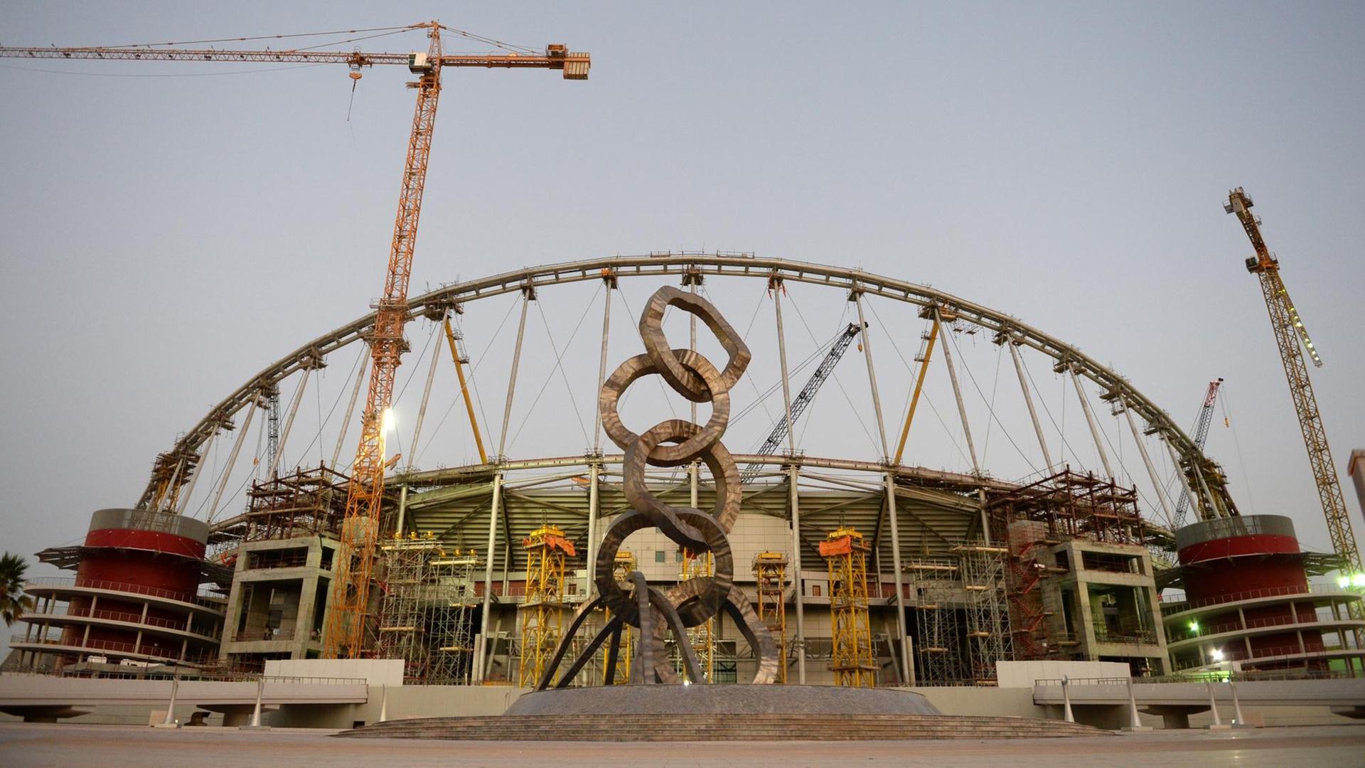 Die Baustelle des "Khalifa International Stadium" in Doha, Katar. Die Baustelle des "Khalifa International Stadium" in Doha, Katar.