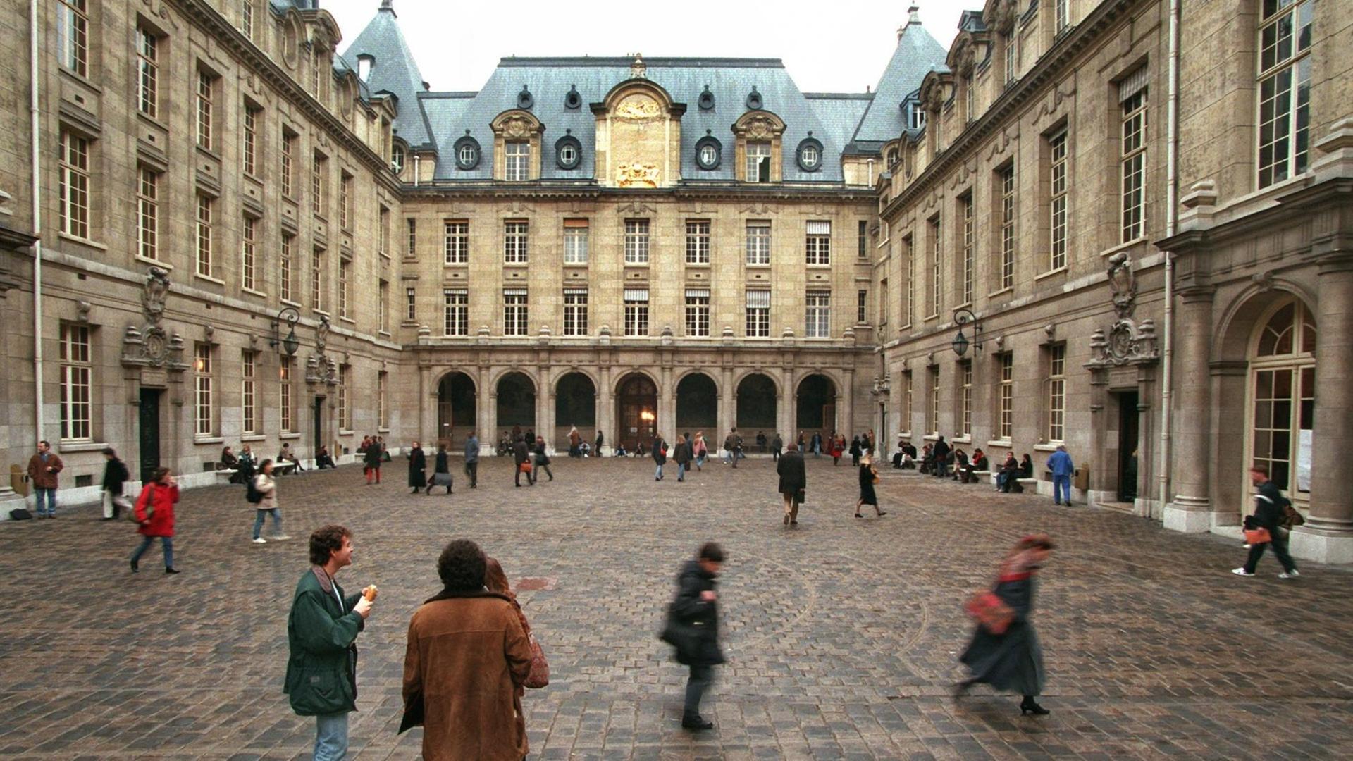 Studenten im Innenhof der Universität Sorbonne Paris. Studenten im Innenhof der Universität Sorbonne Paris.