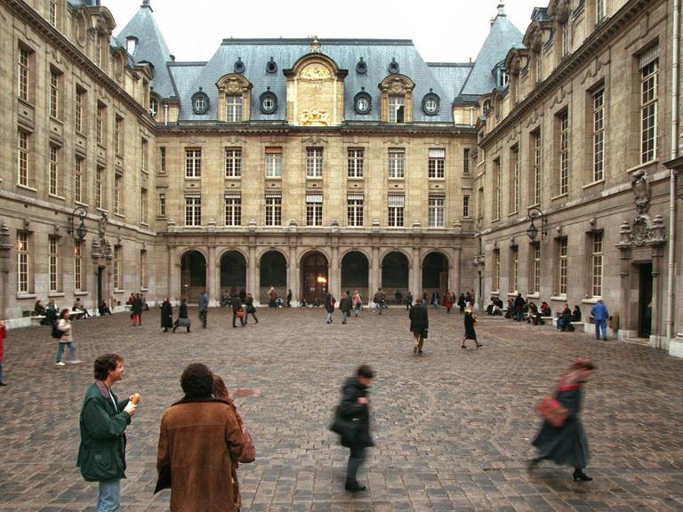 Studenten im Innenhof der Universität Sorbonne Paris.