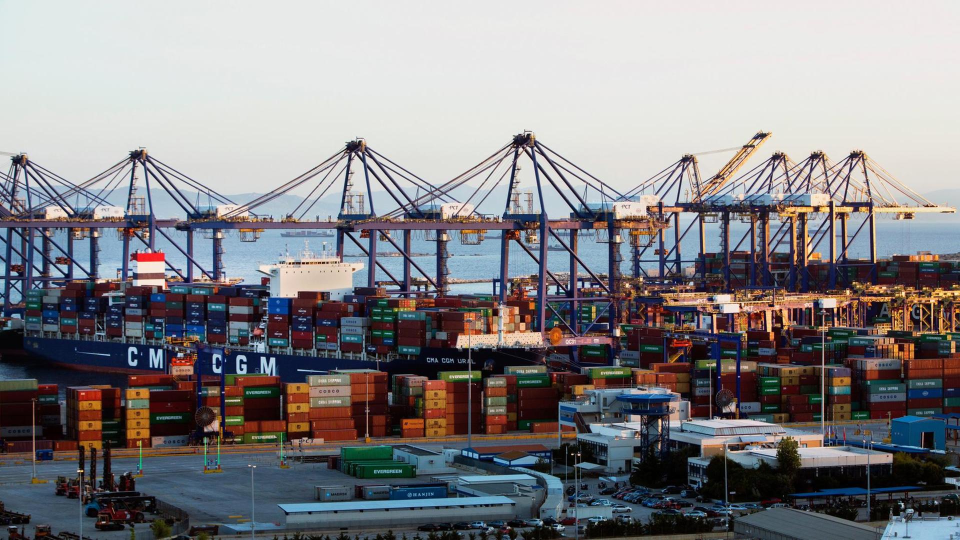In Hafen von Piräus stapeln sich Container