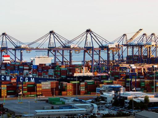 In Hafen von Piräus stapeln sich Container