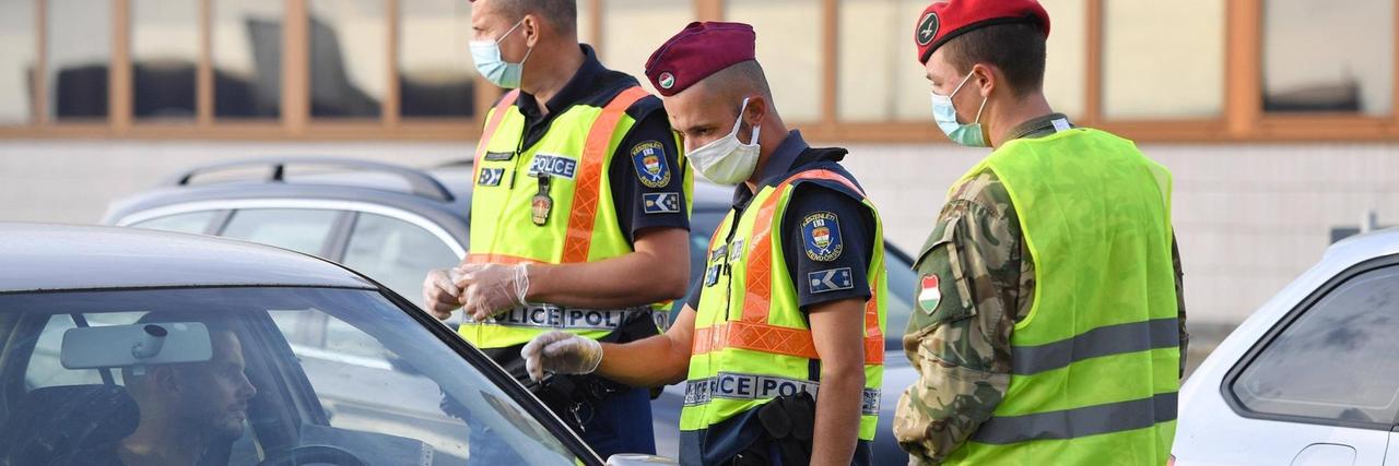 Grenzpolizisten kontrollierten Autofahrer bei der Einreise nach Ungarn Grenzpolizisten kontrollierten Autofahrer bei der Einreise nach Ungarn
