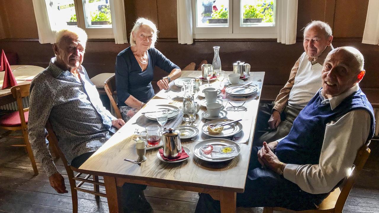 Werner und Barbara Büche mit zwei Freunden im "Rössle" Werner und Barbara Büche mit zwei Freunden im "Rössle"