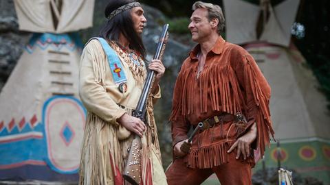 Jean-Marc Birkholz als "Winnetou" und Kai Noll als "Old Shatterhand" stehen bei einem Pressetermin auf der Naturbühne der Karl-May-Festspiele in Lennestadt-Elspe nebeneinander auf der Bühne.