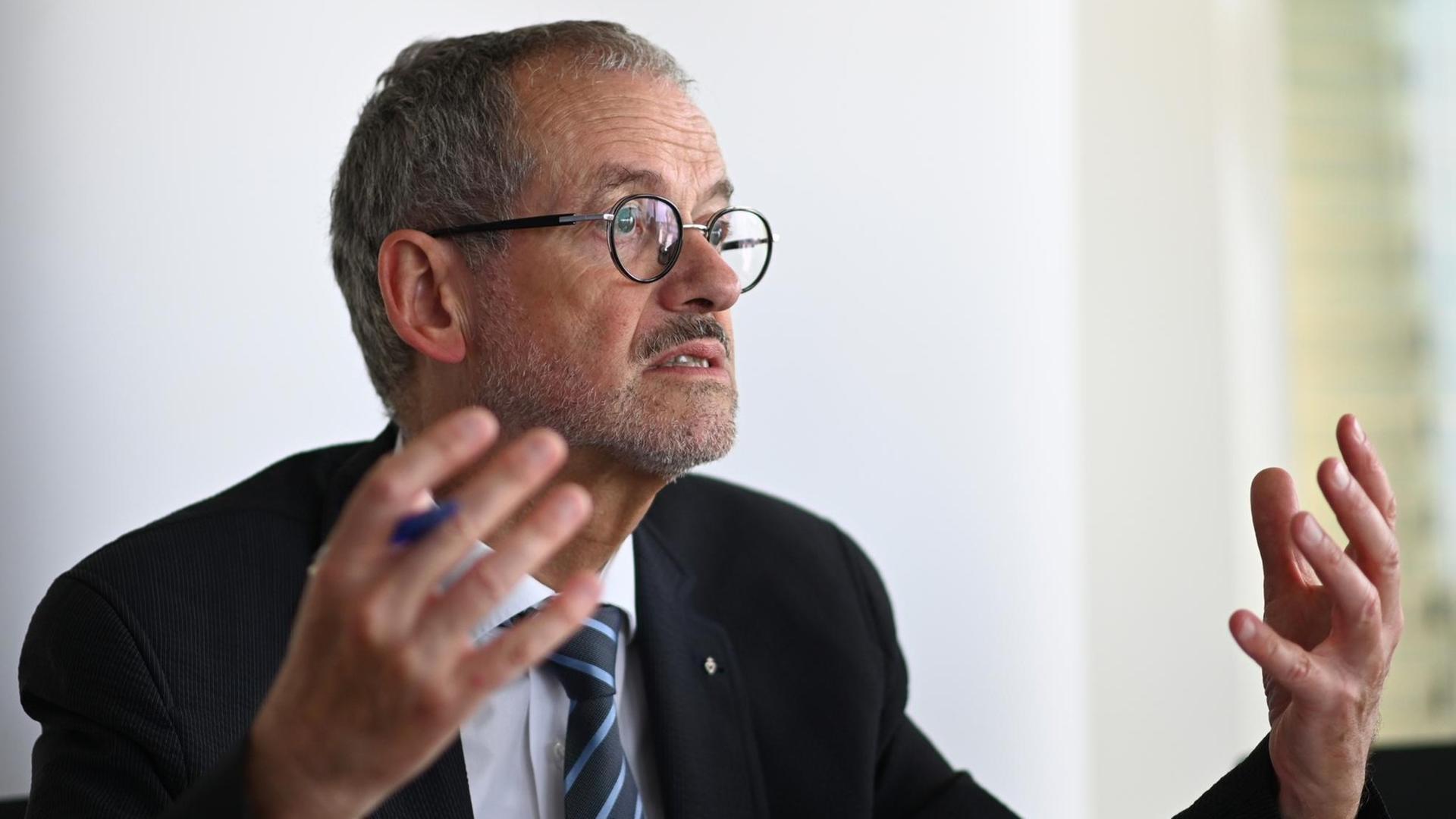 Peter Neher, Präsident des Deutschen Caritasverbandes, spricht auf einer Pressekonferenz im Jahr 2019