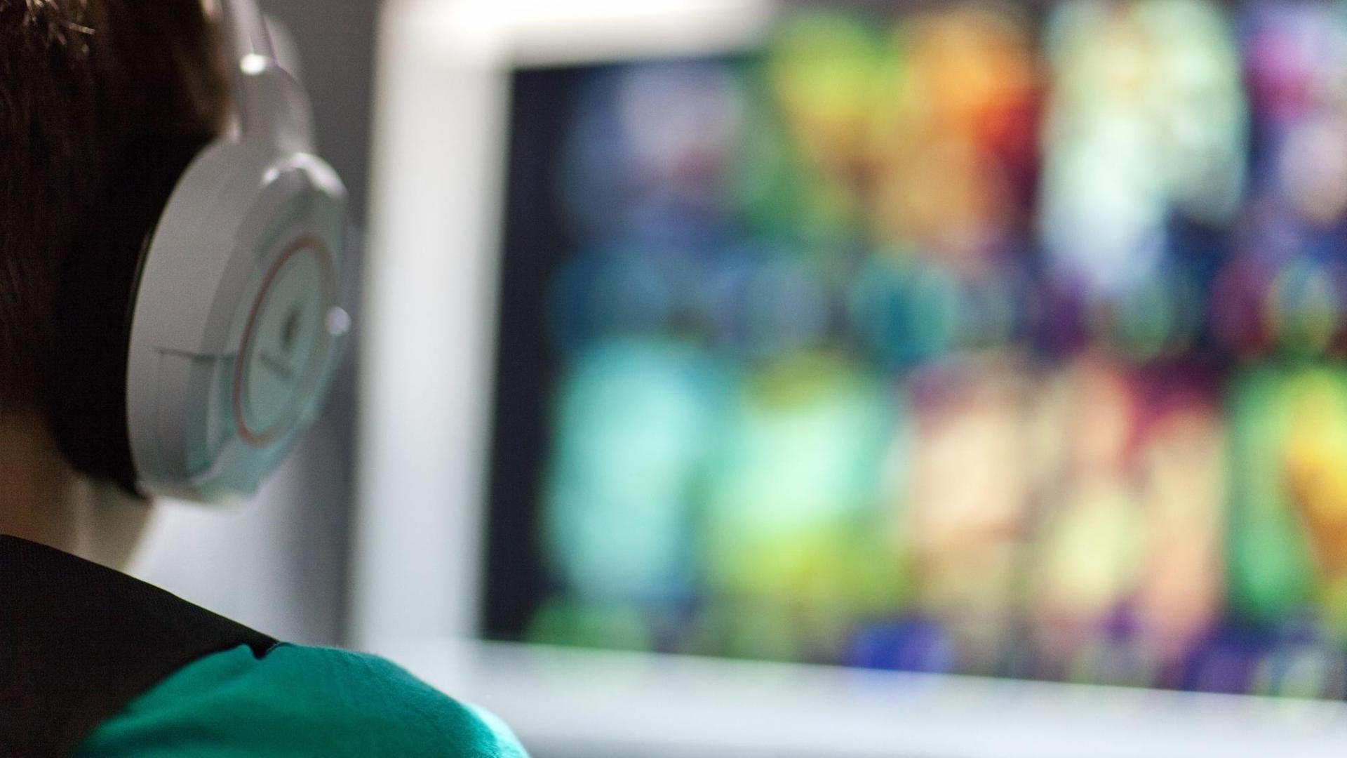 Junge spielt Computerspiel Junge spielt Computerspiel