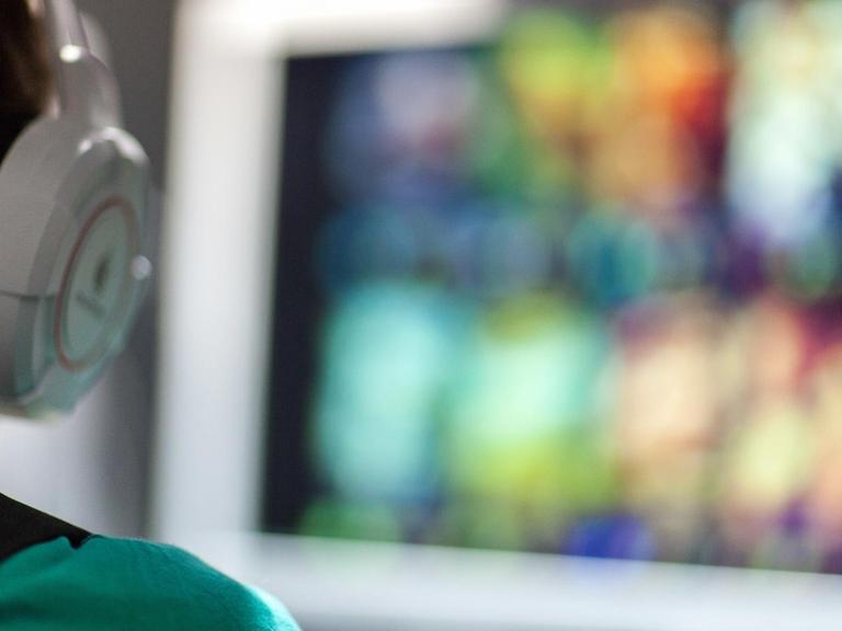 Junge spielt Computerspiel