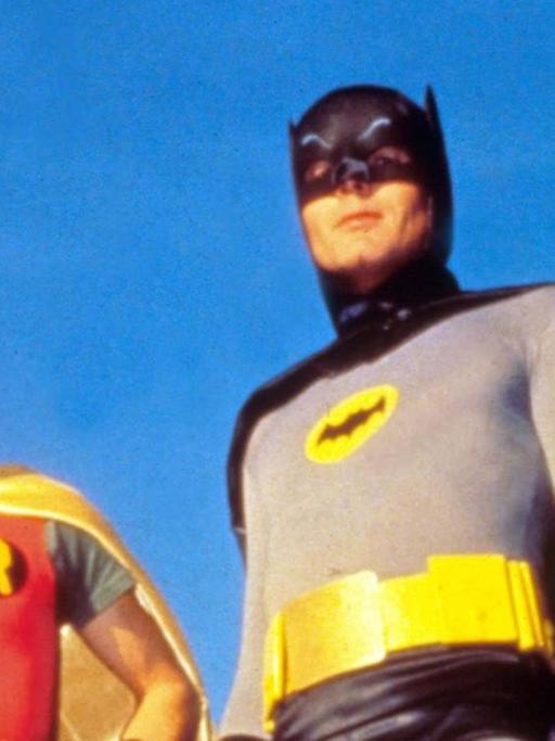 Batman und Robin tragen ihre typischen Masken und Umhänge.
