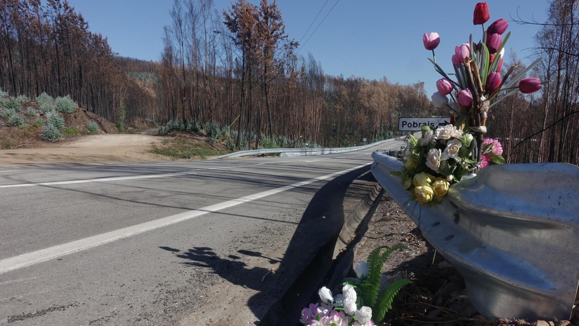 Blumen erinnern auf der Nationalstraße an den verstorbenen Freund, Kollegen und Feuerwehrmann. Blumen erinnern auf der Nationalstraße an den verstorbenen Freund, Kollegen und Feuerwehrmann.