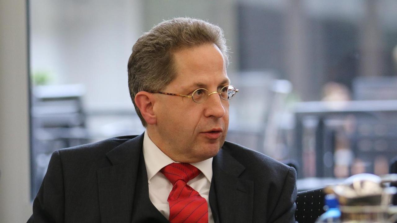 Hans-Georg Maaßen, Präsident des Bundesamts für Verfassungsschutz (BfV) im Hintergrundgespräch beim Deutschlandfunk. Hans-Georg Maaßen, Präsident des Bundesamts für Verfassungsschutz (BfV) im Hintergrundgespräch beim Deutschlandfunk.