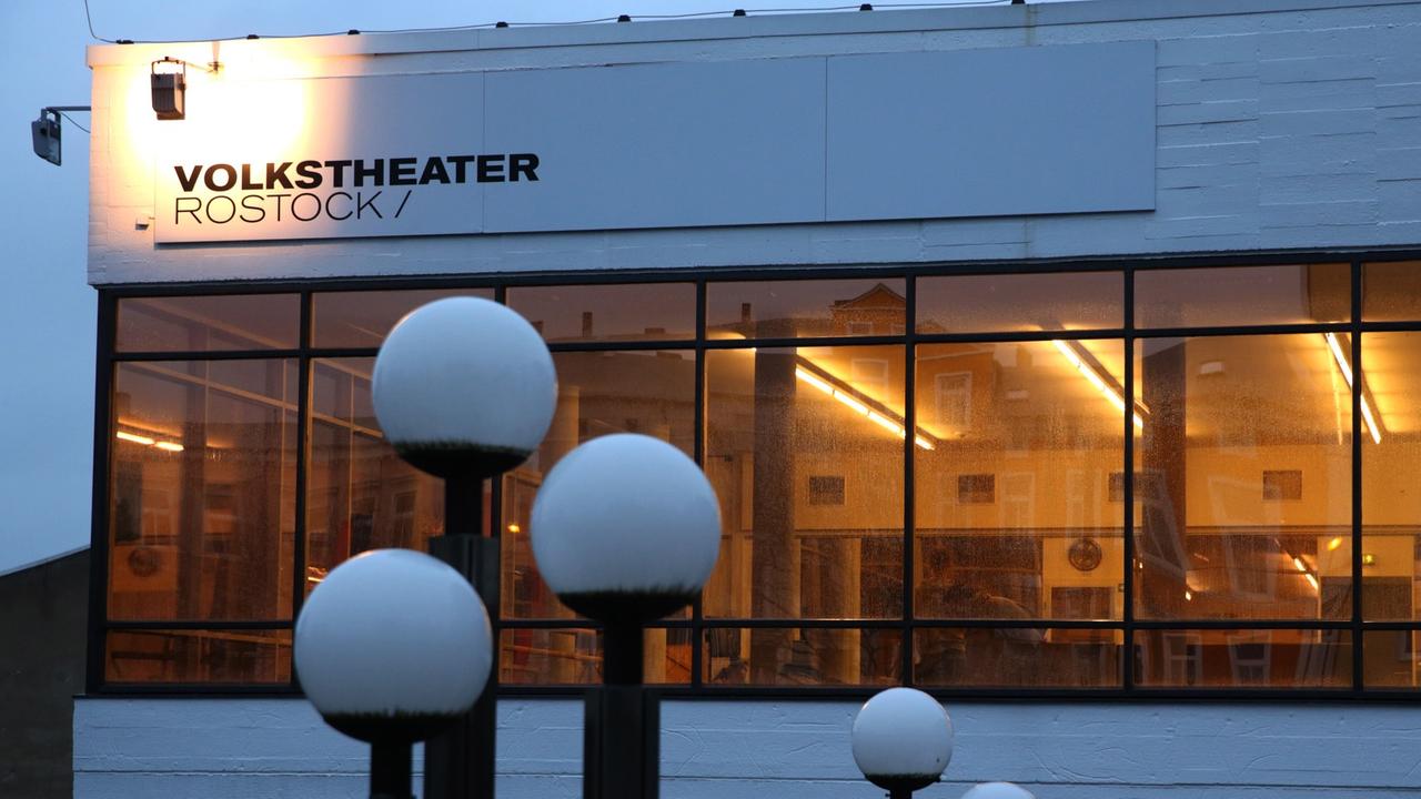 Das Volkstheater in Rostock, aufgenommen am 09.01.2013. Das Volkstheater in Rostock, aufgenommen am 09.01.2013.